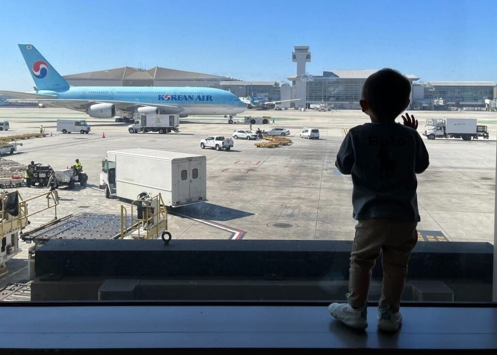 大韓航空の飛行機と子ども